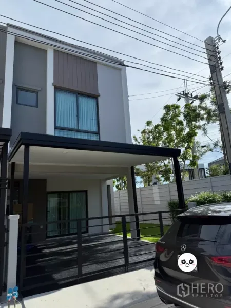 Townhouse for rent or sale in Bang Phli, Samut Prakan - Modern two-storey townhouse facade with covered carport and sliding gate.