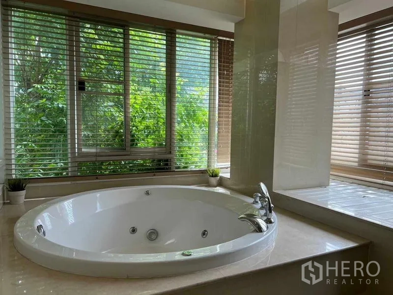 公寓 出租或出售在Watthana, Bangkok - 窗边圆形按摩浴缸，百叶窗与绿植景观