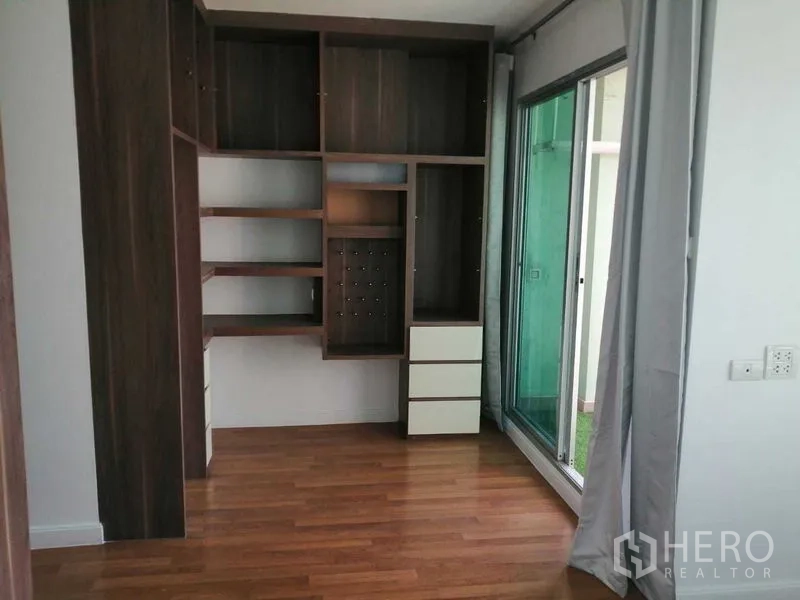 公寓 出售在Yan Nawa, Bangkok - 房间带大量内置储物与抽屉，可通玻璃阳台。