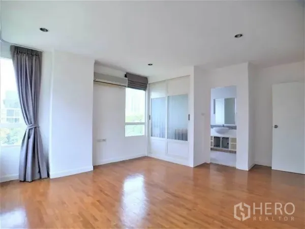 คอนโด ให้เช่าในSathon, Bangkok - ห้องนอนสว่างพื้นไม้ หน้าต่างมุมห้อง ตู้บานเลื่อนกระจกฝ้า และทางเข้าห้องน้ำในตัว