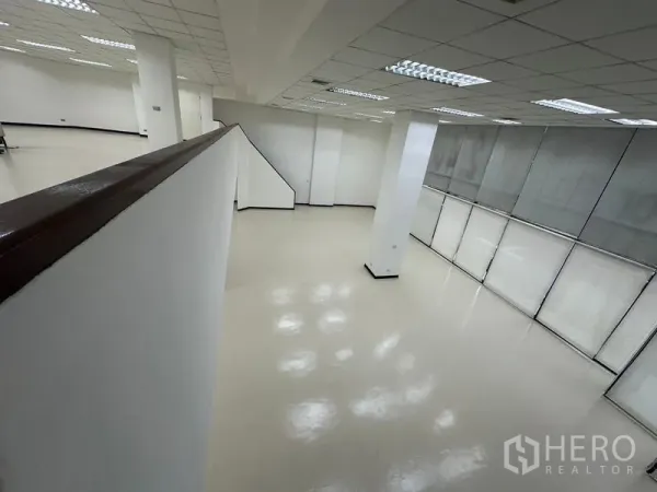 展厅 出租 - 从夹层俯瞰宽敞展厅与落地玻璃窗景。