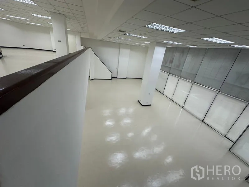 展厅 出租 - 从夹层俯瞰宽敞展厅与落地玻璃窗景。