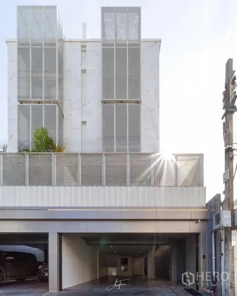 ทาวน์เฮาส์ ให้เช่าหรือขายในWatthana, Bangkok - ด้านหน้าทาวน์เฮ้าส์ร่วมสมัยพร้อมที่จอดรถและแสงอาทิตย์