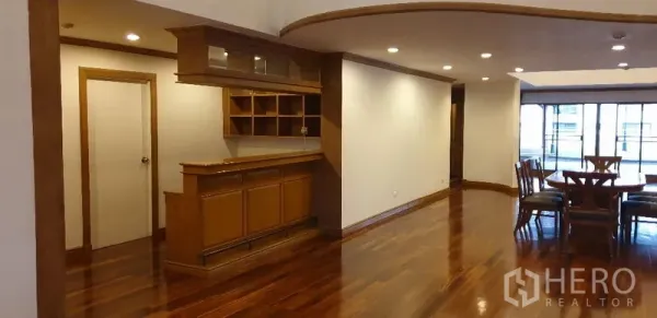 อพาร์ทเมนท์ ให้เช่าในWatthana, Bangkok - พื้นที่รับประทานอาหารแบบเปิดโล่ง พร้อมตู้บาร์บิวท์อิน ไฟดาวน์ไลท์ และพื้นไม้เงางาม