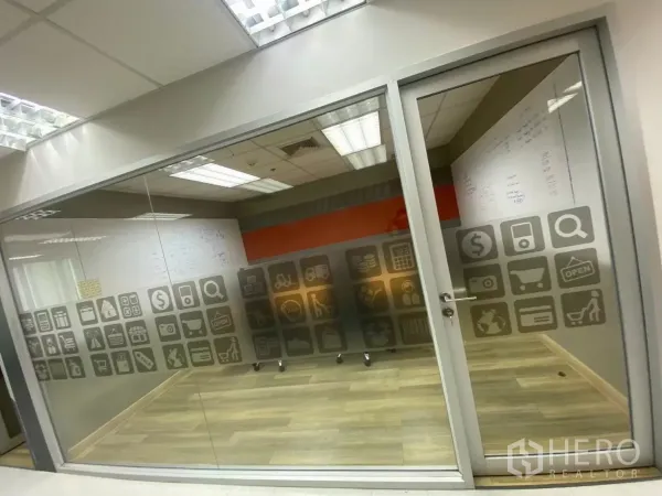 สำนักงาน ให้เช่าในWatthana, Bangkok - ผนังกระจกฟรอสต์ลายไอคอน แบ่งพื้นที่สำนักงานและห้องประชุม พื้นไม้