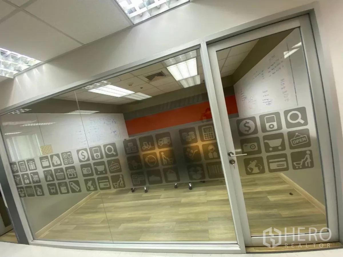 สำนักงาน ให้เช่าในWatthana, Bangkok - ผนังกระจกฟรอสต์ลายไอคอน แบ่งพื้นที่สำนักงานและห้องประชุม พื้นไม้