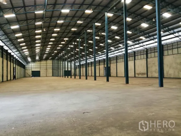 คลังสินค้า ให้เช่าในChaloem Phra Kiat, Saraburi - ภายในโกดังโปร่ง พื้นคอนกรีต หลังคาโครงถักสูงมีช่องแสงธรรมชาติ และพื้นที่โล่งต่อเนื่อง