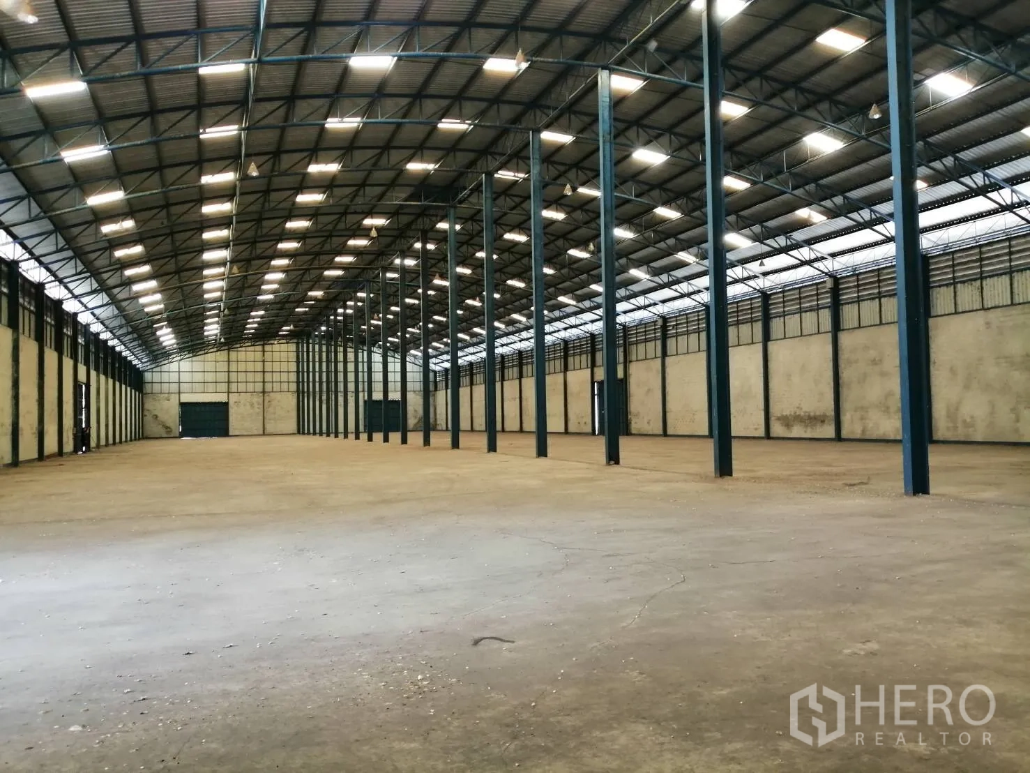 คลังสินค้า ให้เช่าในChaloem Phra Kiat, Saraburi - ภายในโกดังโปร่ง พื้นคอนกรีต หลังคาโครงถักสูงมีช่องแสงธรรมชาติ และพื้นที่โล่งต่อเนื่อง