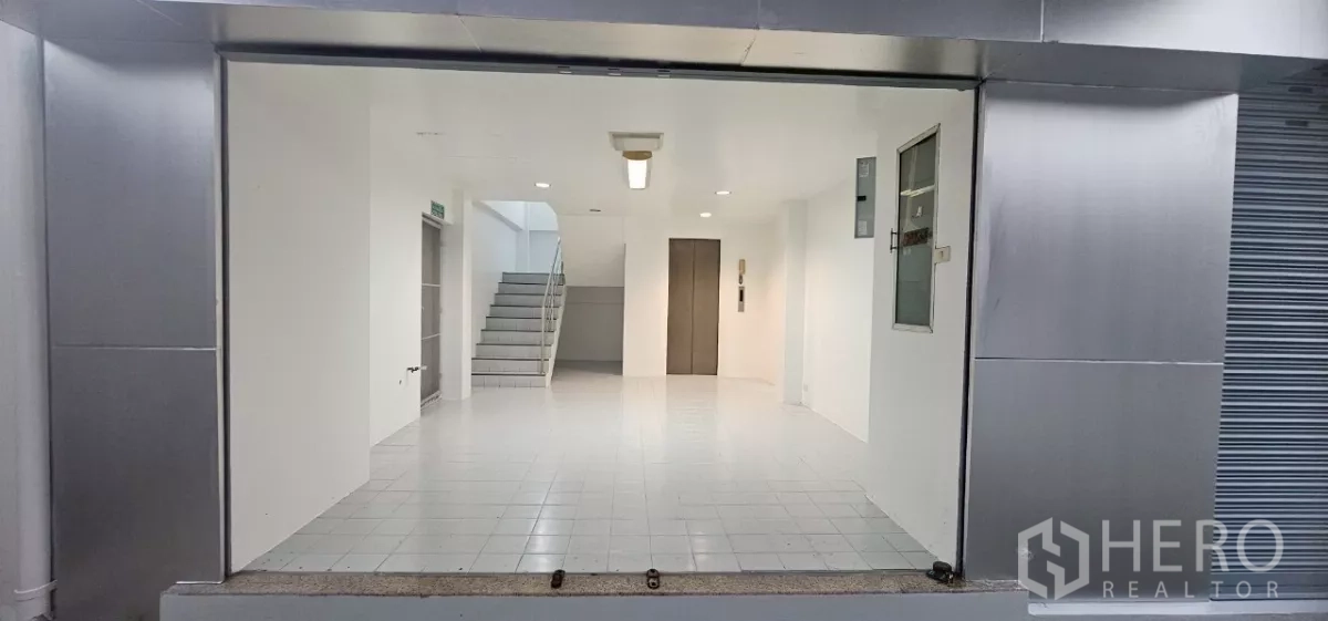 Office Space for rent in Bueng Kum, Bangkok - Ground-floor lobby or showroom with white tiles, staircase and an internal lift.