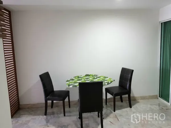 公寓 出租在Khlong Toei, Bangkok - 用餐角落，小圆桌与三把椅子，临近玻璃隔断