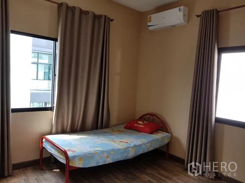 Detached House for sale in Samut Prakan - Bright single bedroom with two windows, air conditioning and blackout curtains.