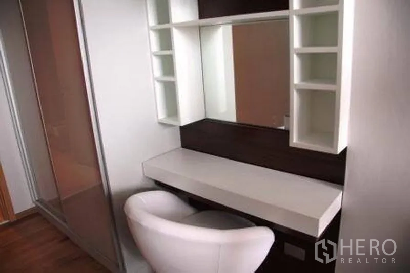 คอนโด ให้เช่าหรือขายในWatthana, Bangkok - โต๊ะเครื่องแป้งบิวท์อินพร้อมกระจก ชั้นเก็บของ และเก้าอี้สีขาว