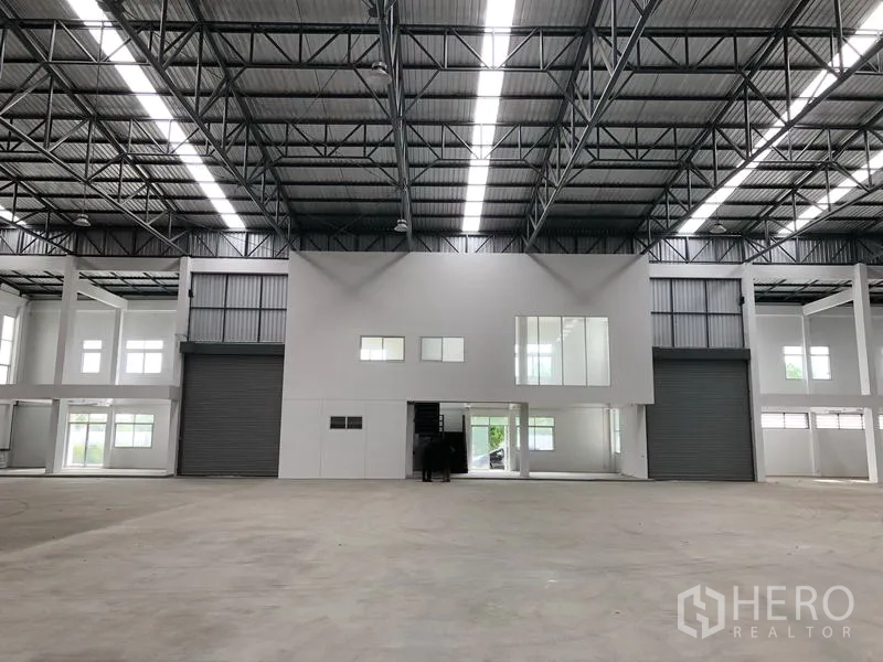 工厂 出租在Phra Nakhon Si Ayutthaya - 宽敞厂房，9米净高钢结构屋顶，夹层办公室与卷帘门。