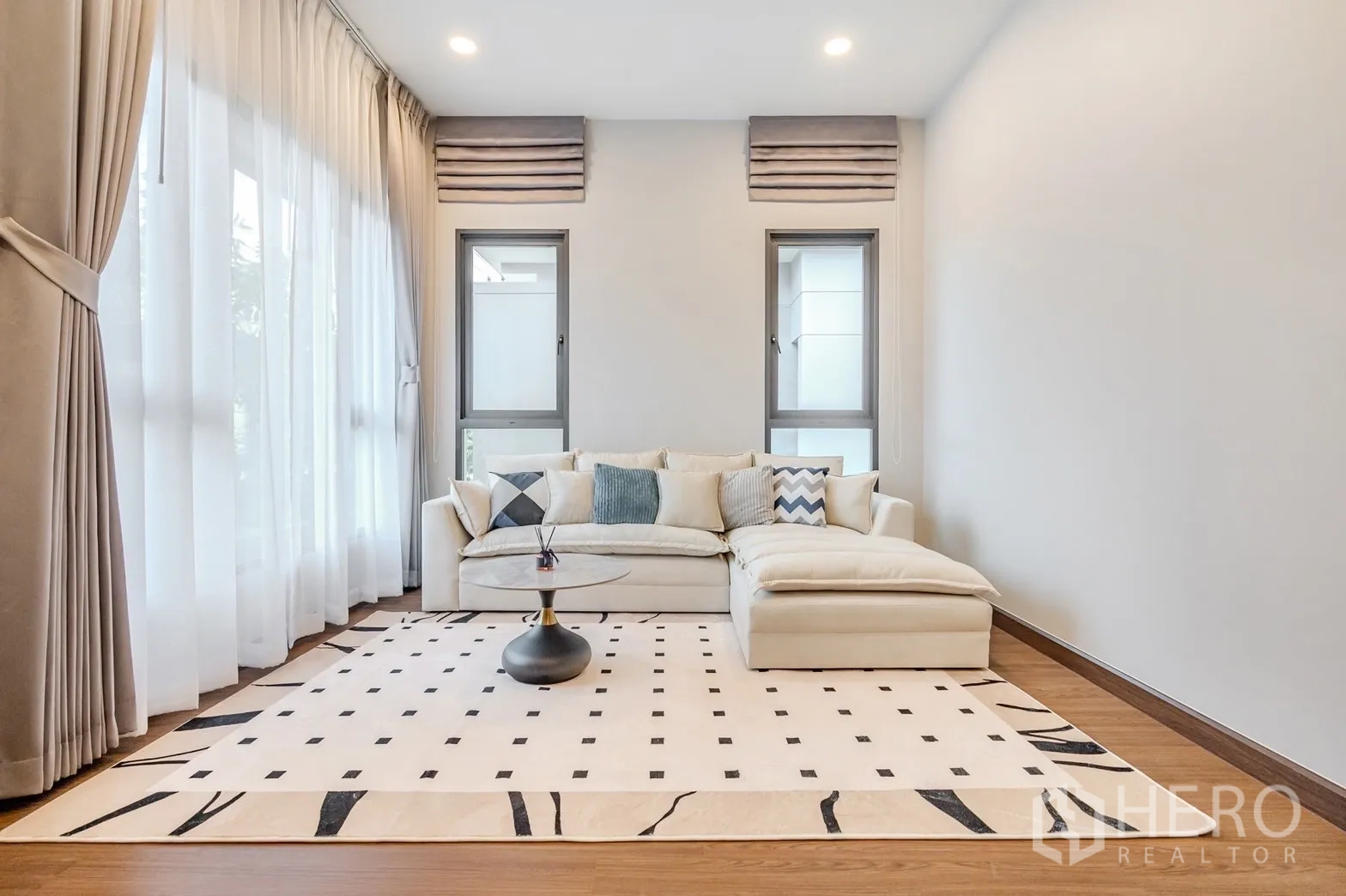 Detached House for rent in Bang Phli, Samut Prakan - Large second living room with sectional sofa and picture windows