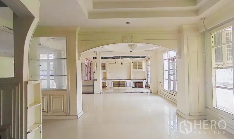 独立式住宅 出售在Bang Kapi, Bangkok - 开放式起居区，拱形结构，大窗与浅色地砖。