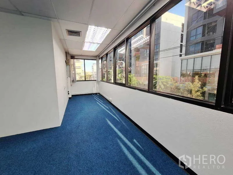 สำนักงาน ให้เช่าในKhlong Toei, Bangkok - โซนทางเดินสว่างพร้อมหน้าต่างมุมบานกว้างมองเห็นอาคารใกล้เคียง