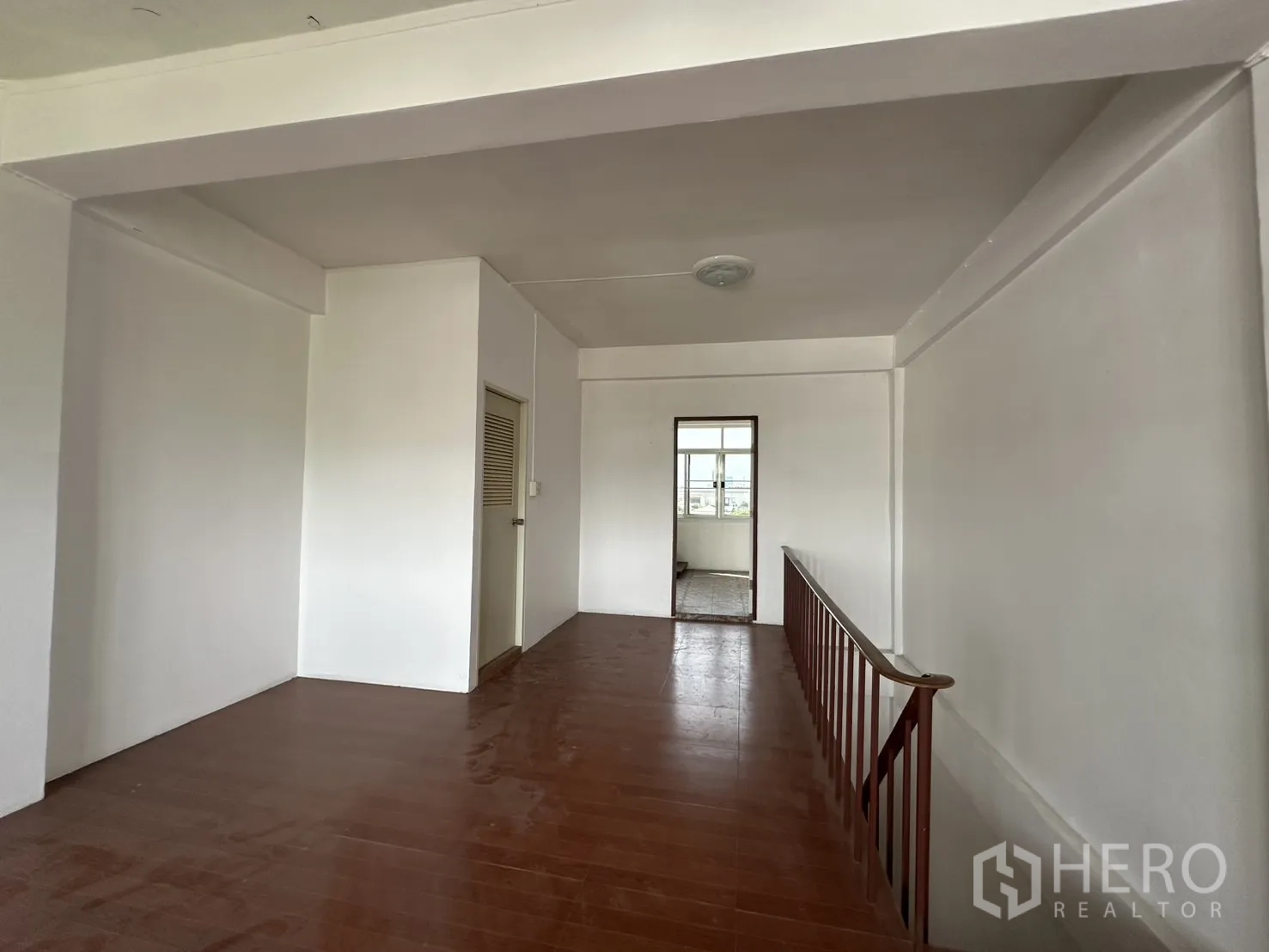 店屋 for rent in Phra Khanong, Bangkok - 走廊配楼梯扶手并连接多间房。