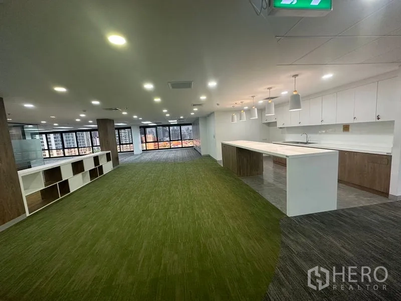 สำนักงาน ให้เช่าในKhlong Toei, Bangkok - โซนพักผ่อนพร้อมเคาน์เตอร์แพนทรียาว ไฟห้อย และหน้าต่างบานใหญ่