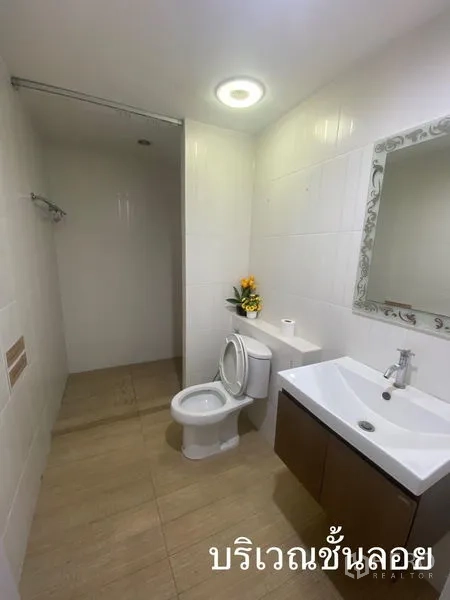 店屋 出租在Watthana, Bangkok - 干净卫浴，马桶、洗手台及独立淋浴区。