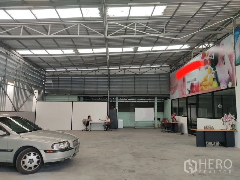 คลังสินค้า ให้เช่าในBueng Kum, Bangkok - โกดังเปิดโล่ง โครงหลังคาเหล็ก รับแสงธรรมชาติ พื้นคอนกรีต พร้อมสำนักงานกระจกกั้น