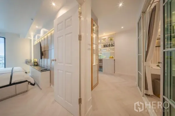 คอนโด ให้เช่า - มุมทางเดินเชื่อมห้องนอน ห้องนั่งเล่น และแพนทรี่ พร้อมตู้โชว์กระจกและไฟสวยงาม