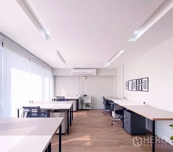 办公空间 出租在Bang Rak, Bangkok - 采光充足的开放式办公室，多张工位与浅色木地板