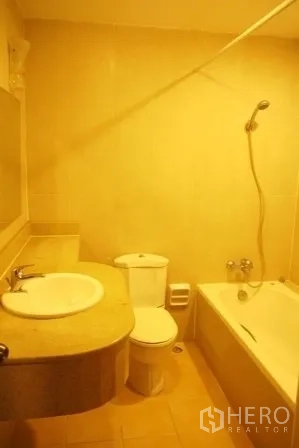 อพาร์ทเมนท์ ให้เช่าในPathum Wan, Bangkok - ห้องน้ำปูกระเบื้อง มีอ่างอาบน้ำ ฝักบัว โต๊ะอ่างล้างหน้า และโถสุขภัณฑ์