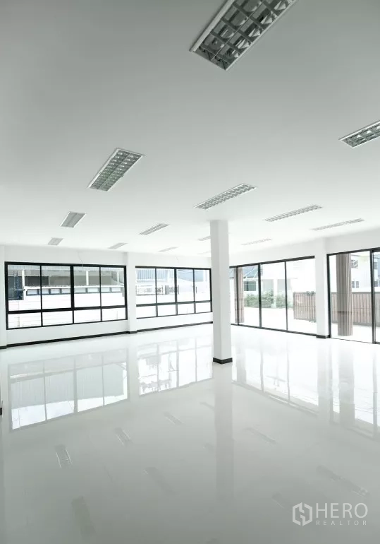 Factory for rent or sale in Bang Len, Nakhon Pathom - Bright open-plan office with white floors, big windows and ample natural light.