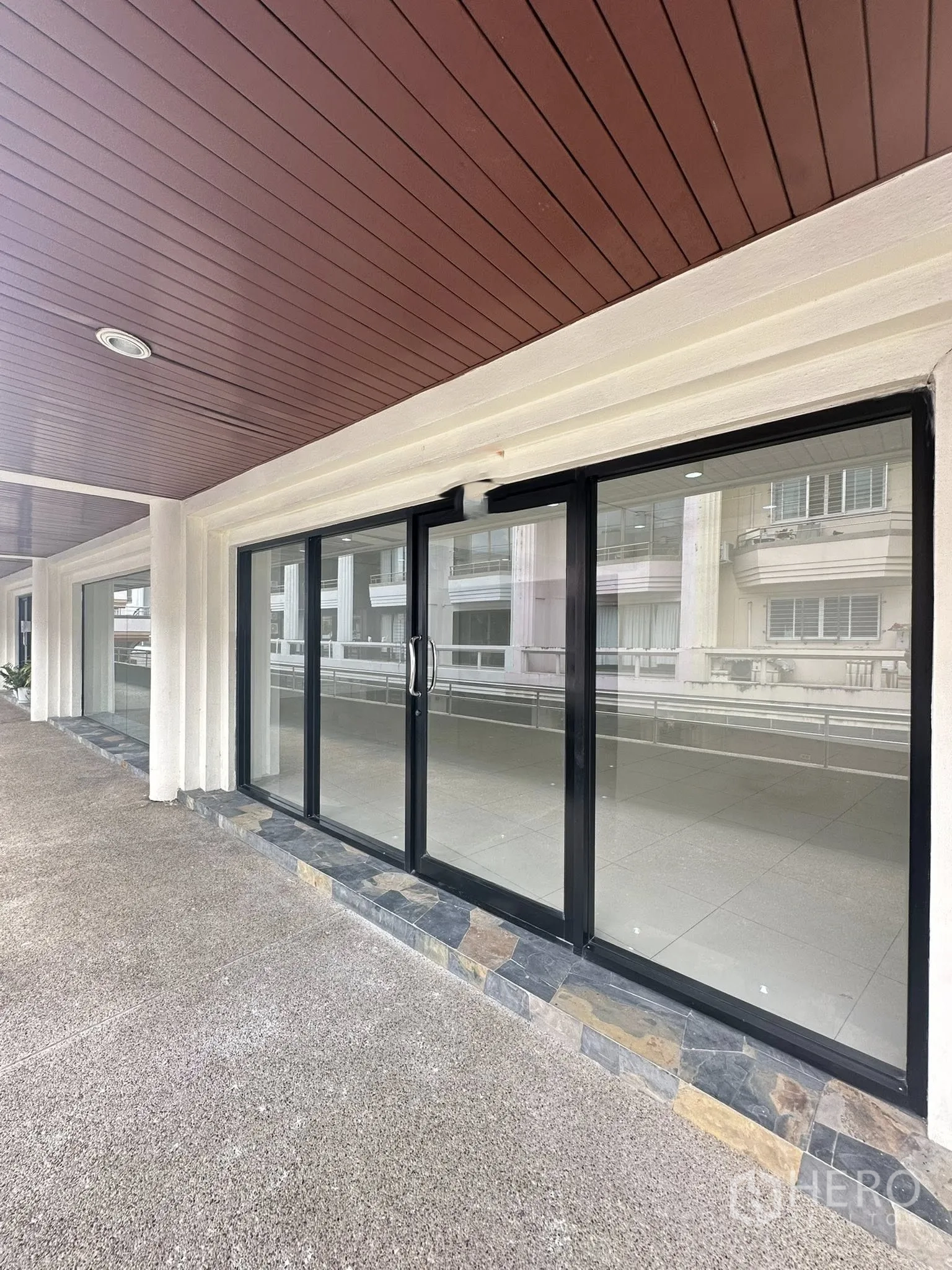 สำนักงาน ให้เช่าในWatthana, Bangkok - ทางเข้าเป็นประตูกระจกกรอบอลูมิเนียมสีดำ ใต้กันสาด