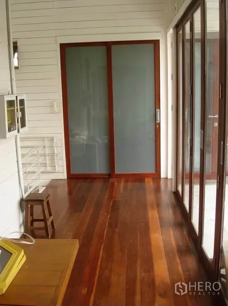 อาคารพาณิชย์ ให้เช่าในChatuchak, Bangkok - โถงพื้นไม้จริงมันวาว พร้อมประตูบานเลื่อนกระจกฝ้า