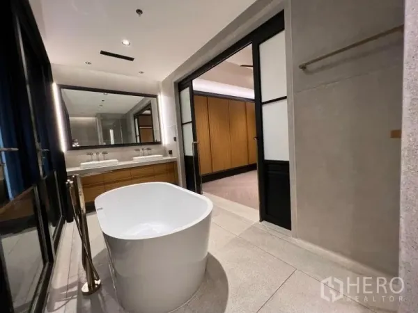 คอนโด ให้เช่าในSathon, Bangkok - ห้องน้ำสไตล์สปา มีอ่างอาบน้ำเดี่ยวแบบลอยตัว อ่างล้างหน้าแบบคู่ และประตูกระจกเลื่อน