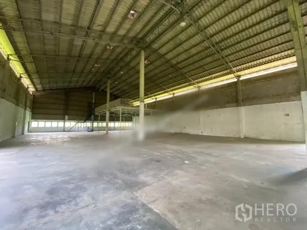 คลังสินค้า ให้เช่าในKhlong Sam Wa, Bangkok - พื้นที่เก็บสินค้ากว้างโล่ง มีหน้าต่างระบายอากาศ เพดานสูงและชั้นลอยทางเดิน