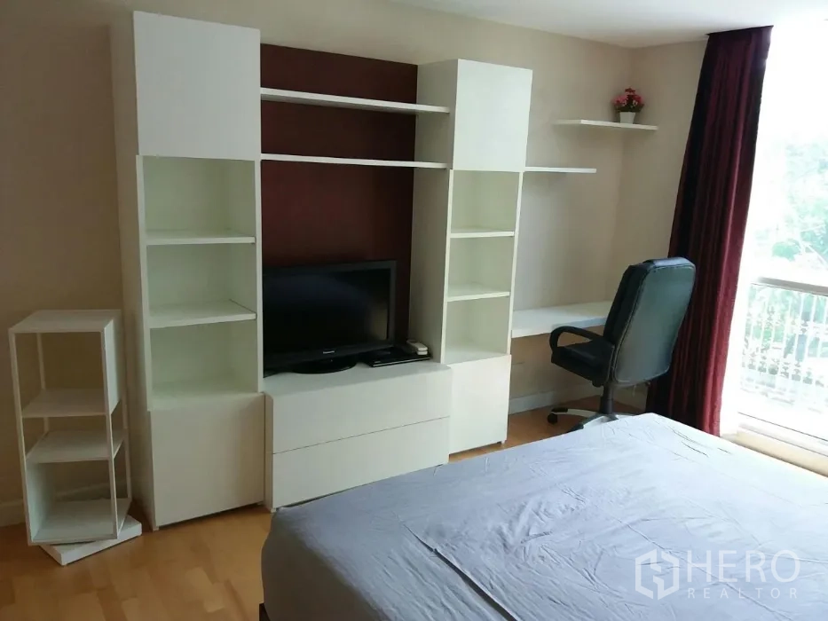 คอนโด ให้เช่าในPhaya Thai, Bangkok - ตู้บิวท์อินในห้องนอนพร้อมชั้นวาง ทีวี และโต๊ะทำงานริมหน้าต่าง