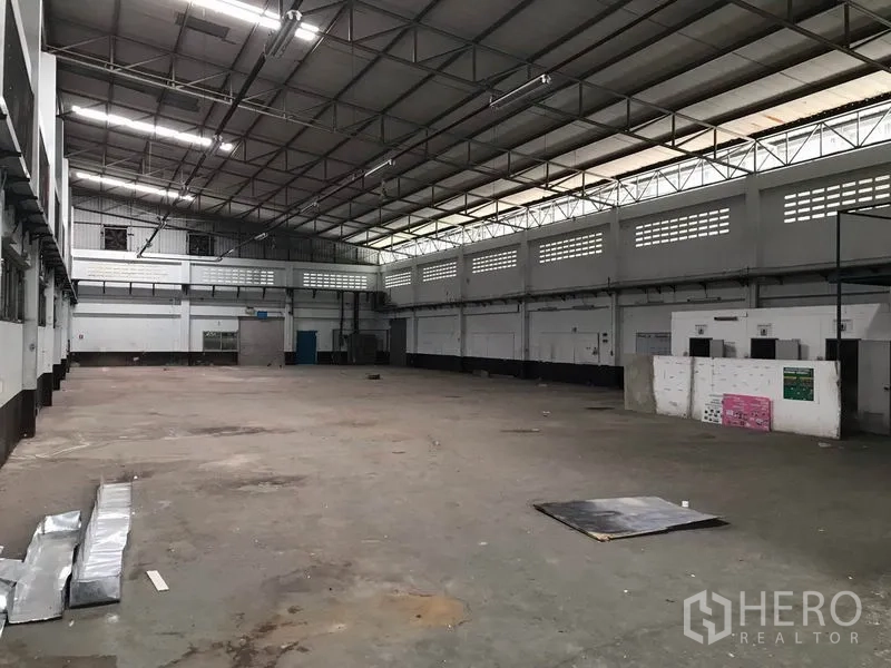 โรงงาน ให้เช่าในMueang Chon Buri, Chon Buri - ฮอลล์โรงงานโล่งกว้าง หลังคาโครงเหล็กสูง มีสกายไลต์และผนังช่องลม