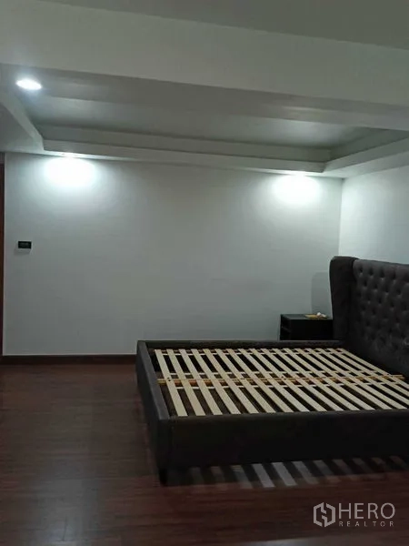 อาคารพาณิชย์ ขายในWang Thonglang, Bangkok - ห้องนอนเตียงหุ้มหนังเทียม พื้นไม้