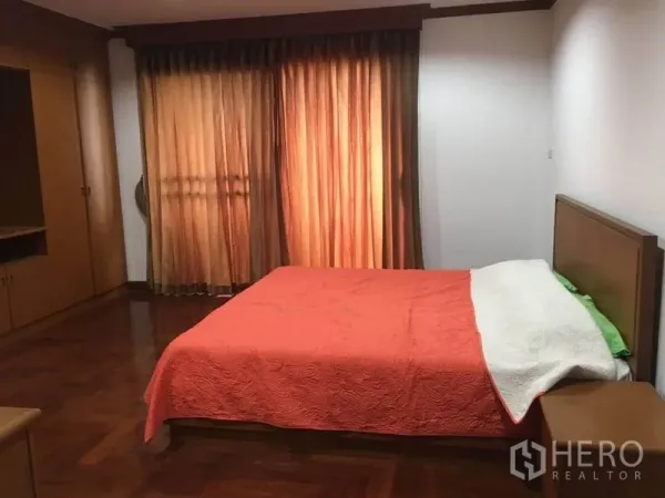 คอนโด ให้เช่าในWatthana, Bangkok - ห้องนอนกว้าง เตียงคู่ ตู้บิวท์อิน และผ้าม่านสูงจรดพื้น