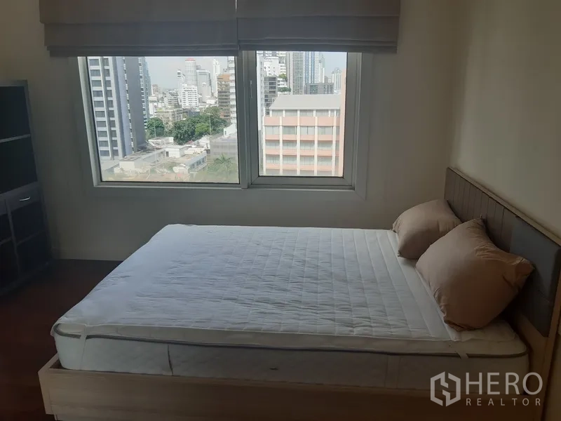 คอนโด ให้เช่าในKhlong Toei, Bangkok - ห้องนอนที่สองพร้อมเตียง หน้าต่างบานใหญ่ และวิวเมือง