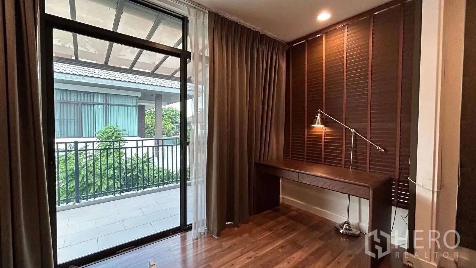 บ้านเดี่ยว for rent in Prawet, Bangkok - มุมทำงานพร้อมโต๊ะบิวท์อิน ผ้าม่าน และประตูกระจกสไลด์ออกระเบียง