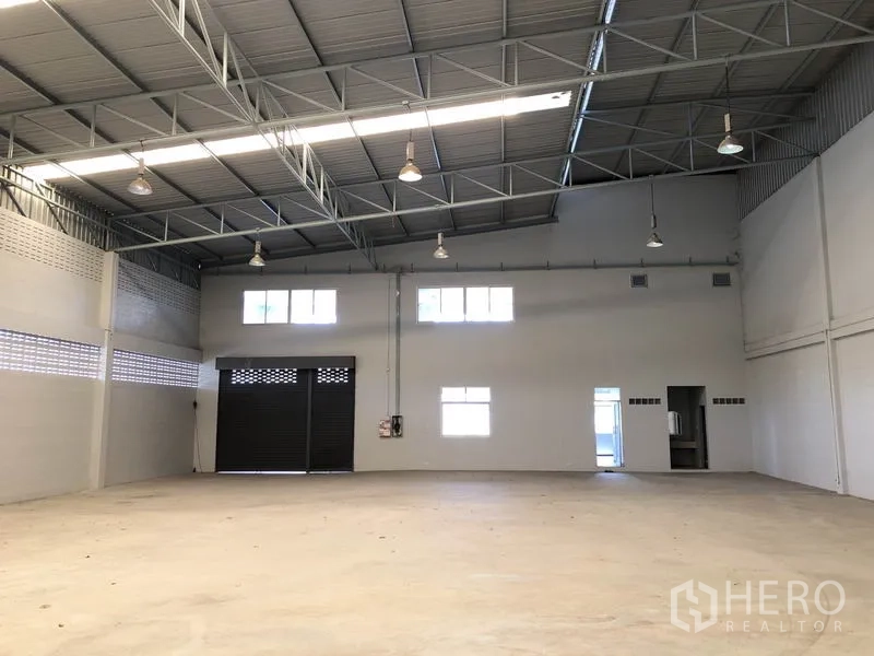 Factory for rent in Lat Lum Kaeo, Pathum Thani - High-ceiling warehouse hall with steel truss roof and industrial lighting