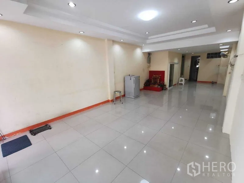 อาคารพาณิชย์ ให้เช่าในSuan Luang, Bangkok - พื้นที่หน้าร้านชั้นล่าง พื้นกระเบื้องเงาและไฟดาวน์ไลท์