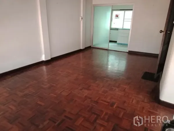 สำนักงานที่บ้าน ให้เช่าในKhlong Toei, Bangkok - ห้องกว้างพื้นปาร์เกต์ เชื่อมครัวด้วยผนังกระจกเลื่อน