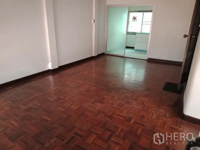 สำนักงานที่บ้าน ให้เช่าในKhlong Toei, Bangkok - ห้องกว้างพื้นปาร์เกต์ เชื่อมครัวด้วยผนังกระจกเลื่อน