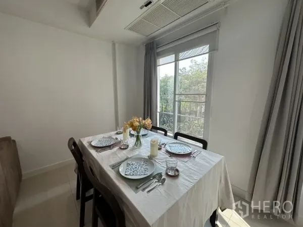 公寓 出租 - 四人餐桌置于落地窗旁，灰色窗帘与绿意景观