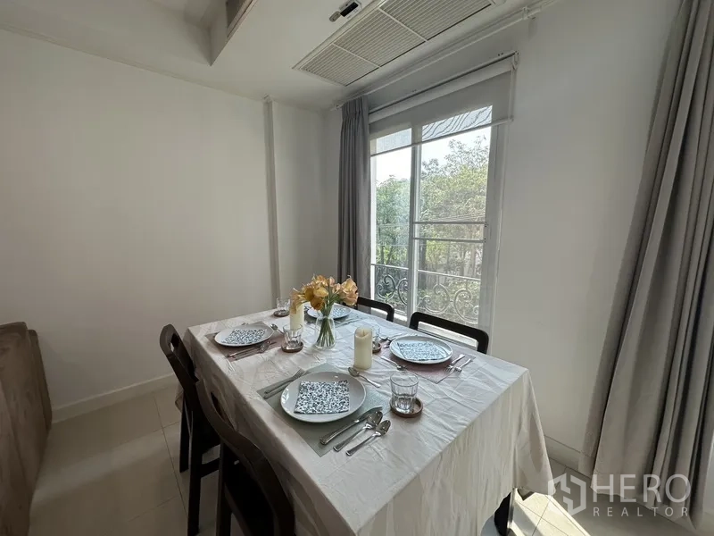 公寓 出租 - 四人餐桌置于落地窗旁，灰色窗帘与绿意景观