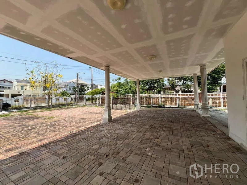 Detached House for rent in Prawet, Bangkok - Covered carport or terrace with pillars and brick paving.