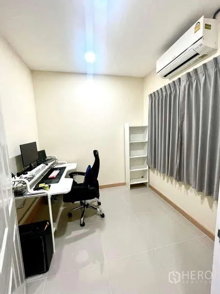 ทาวน์เฮาส์ ให้เช่าหรือขาย - ห้องทำงานสว่างพร้อมโต๊ะคอมฯ เครื่องปรับอากาศ และผ้าม่านสีเทา