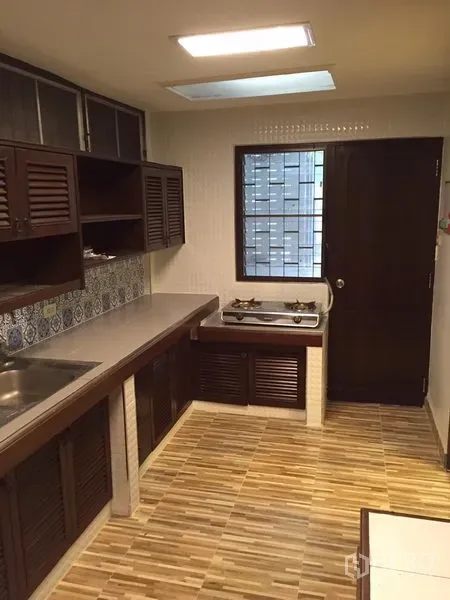 บ้าน ให้เช่าในWatthana, Bangkok - ห้องครัวแบบปิด ตู้บานเกล็ดไม้ เตาแก๊ส พื้นกระเบื้อง และหน้าต่างระบายอากาศ