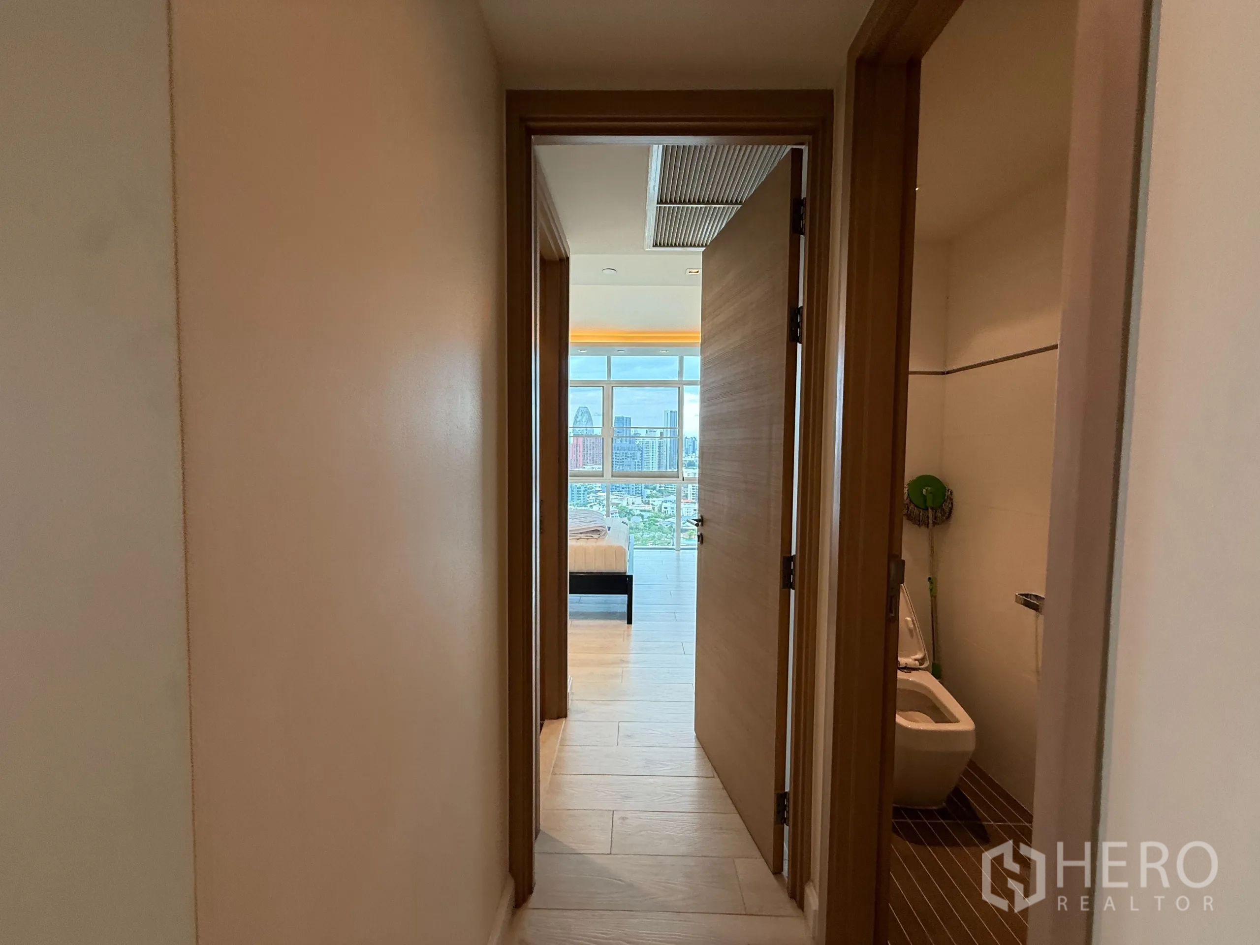 คอนโด ให้เช่าในPhaya Thai, Bangkok - โถงทางเดินสู่ห้องนอน พร้อมห้องสุขาแยกด้านขวา