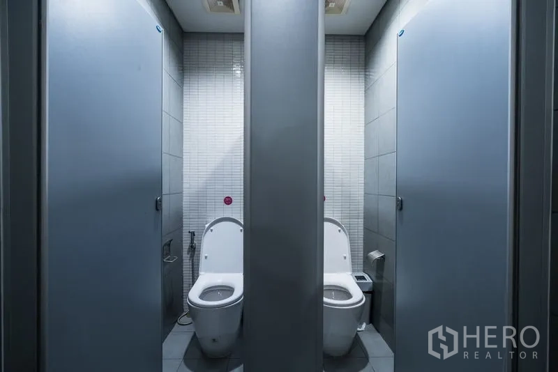 办公空间 出租 - 两间独立马桶隔间，设施现代