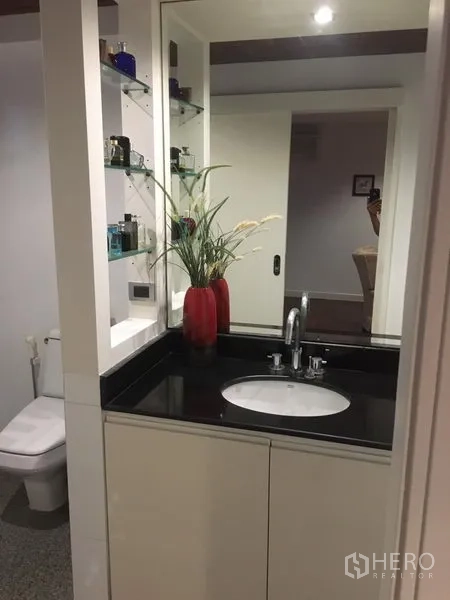 คอนโด ให้เช่า - ห้องน้ำแขก เคาน์เตอร์ท็อปสีดำ อ่างล้างหน้า กระจก และชั้นกระจกโชว์ของ